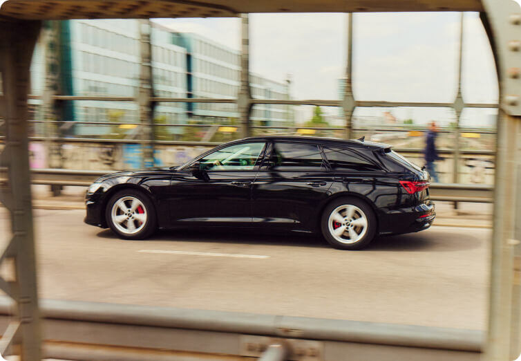 Fahrendes schwarzes Auto auf Brücke